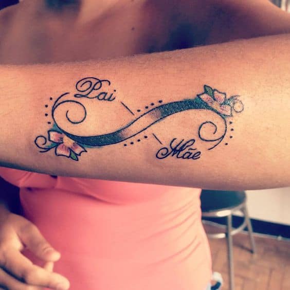 tatuagem grande no braço com símbolo do infinito para pai e mãe