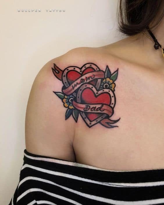 tatuagem no ombro com corações para pai e mãe