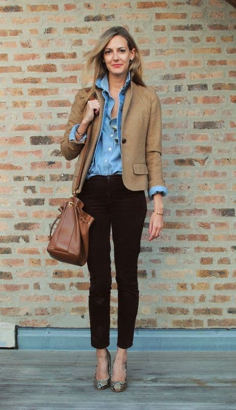 look com camisa jeans e blazer cáqui