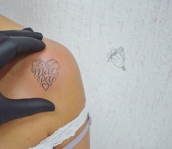 tatuagem no ombro com coração para pais