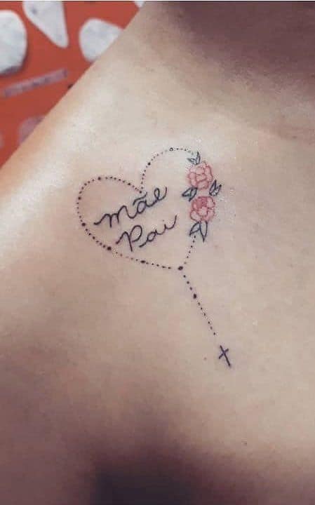 tatuam delicada no ombro em homenagem a pai e mãe