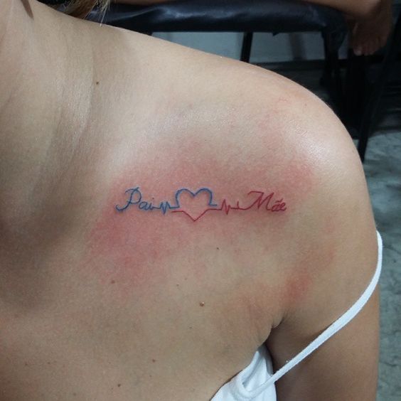 tatuagem colorida no ombro para pai e mãe