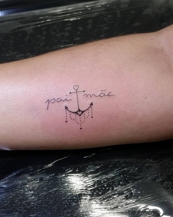 tatuagem delicada com âncora para homenagear os pais