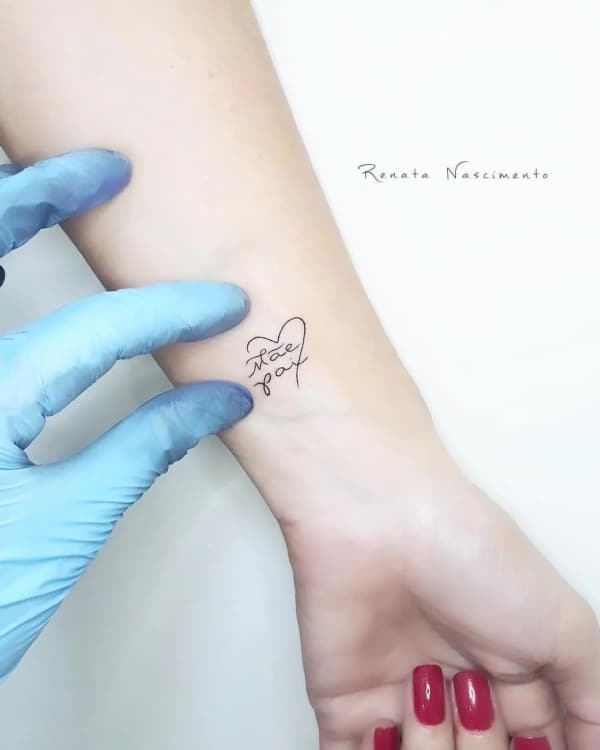 tatuagem pequena no pulso para homenagear pai e mãe