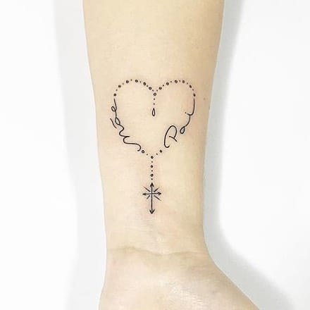 tatuagem no pulso com coração em homenagem aos pais