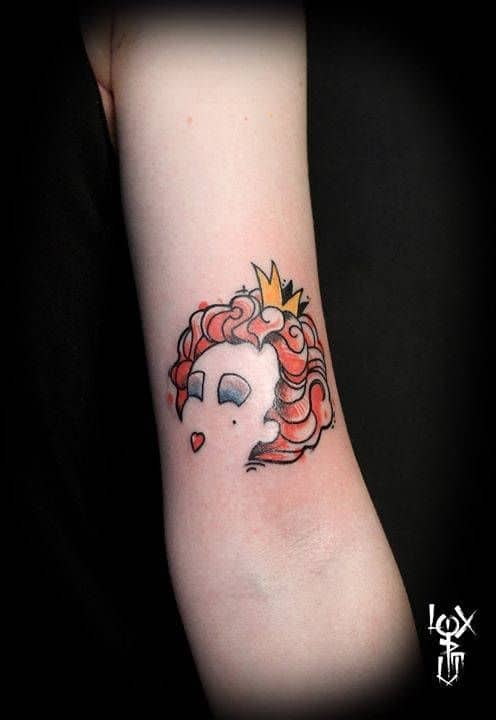tatuagem pequena e moderna Rainha de Copas de Alice no País das Maravilhas