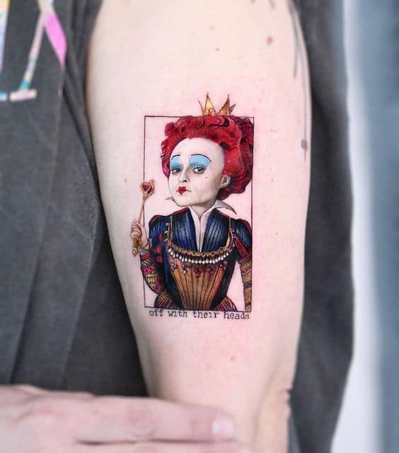 tattoo no braço de Rainha da Alice no País das Maravilhas