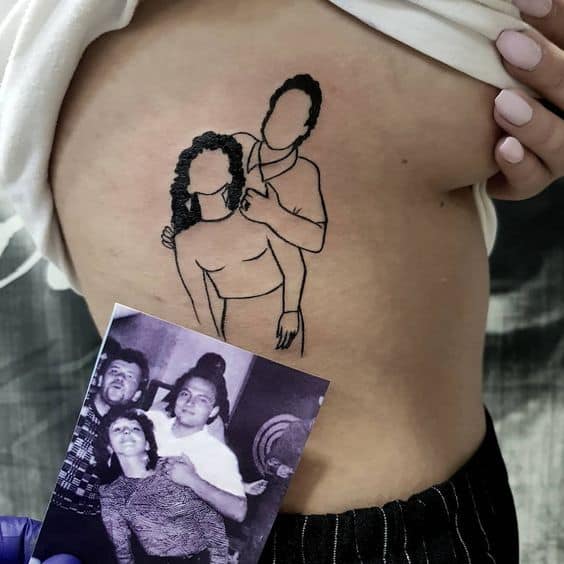 tatuagem criativa na costela para pai e mãe