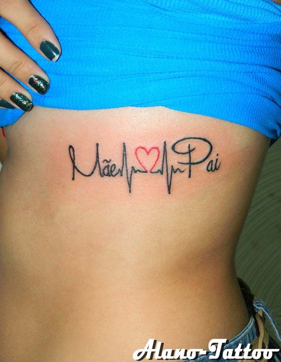 tatuagem na costela com batimentos cardíacos para homenagear pais