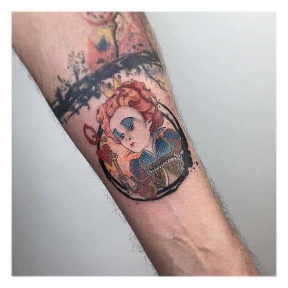 tatuagem no braço de Rainha de Copas de Alice no País das Maravilhas