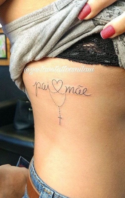tatuagem feminina na costela para pai e mãe