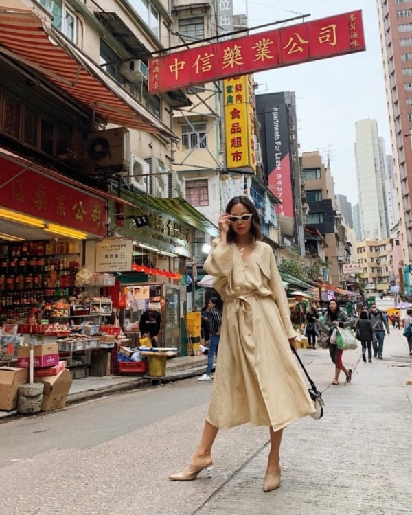 look com vestido de manga longa na cor cáqui