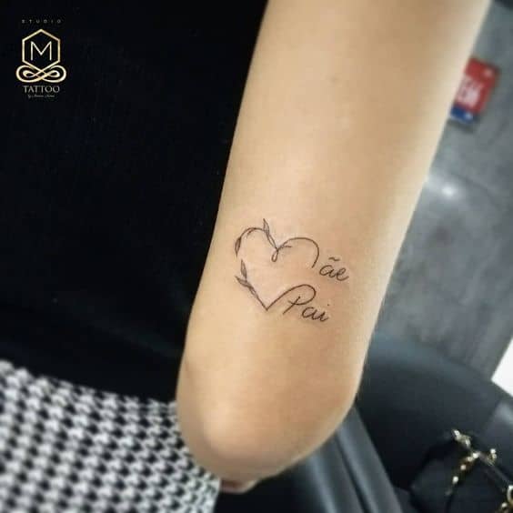 tatuagem delicada no braço em homenagem aos pais
