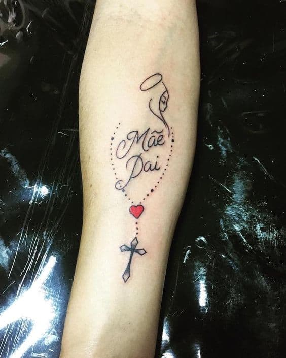 tatuagem delicada com terço para homenagear pai e mãe