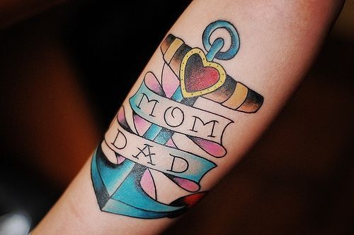 tatuagem com âncora para homenagear pai e mãe