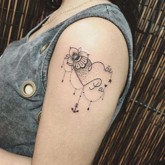 tatuagem feminina no braço para pai e mãe