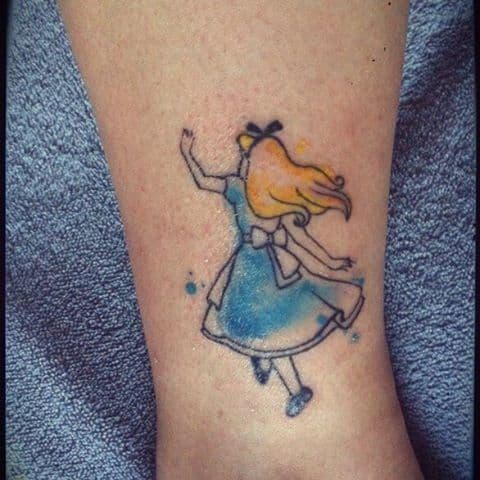 tatuagem Alice no País das Maravilhas com preenchimento aquerela