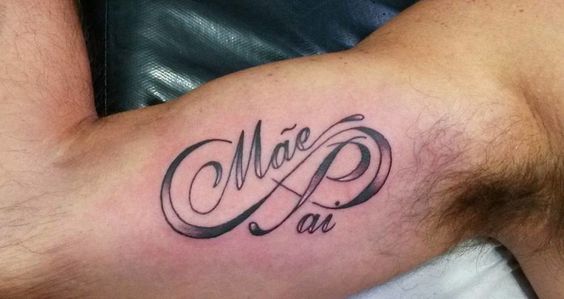tatuagem masculina no braço para homenagear pais