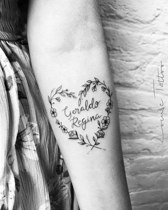tatuagem feminina no braço com nome dos pais