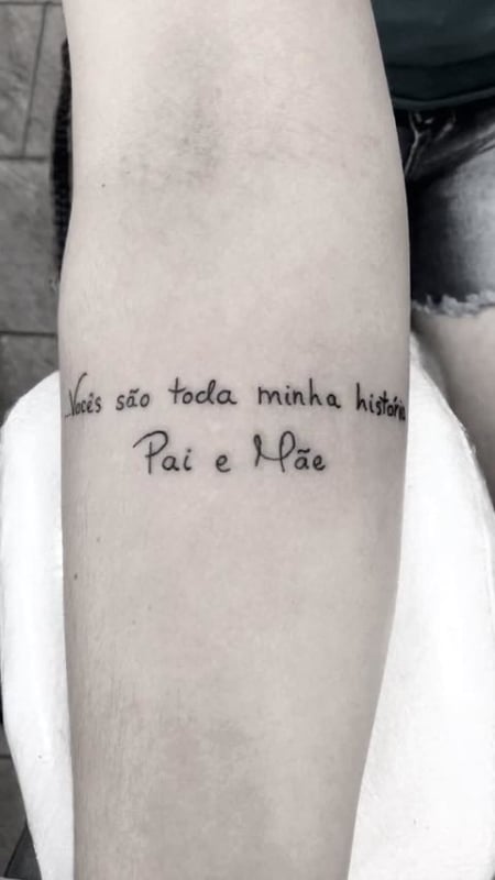 tatuagem feminina no braço com frase para pais