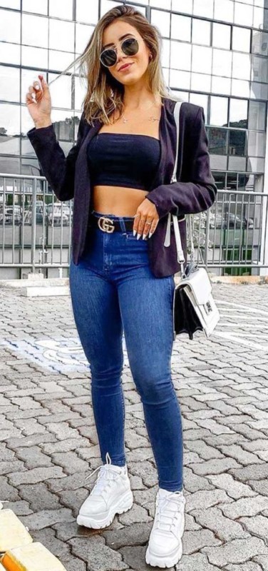 look casual com calça jeans e cropped preto