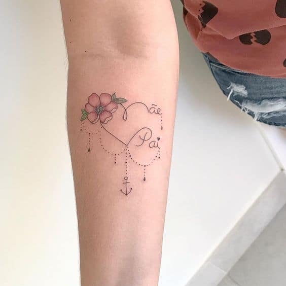 tattoo delicada com flor para pai e mãe