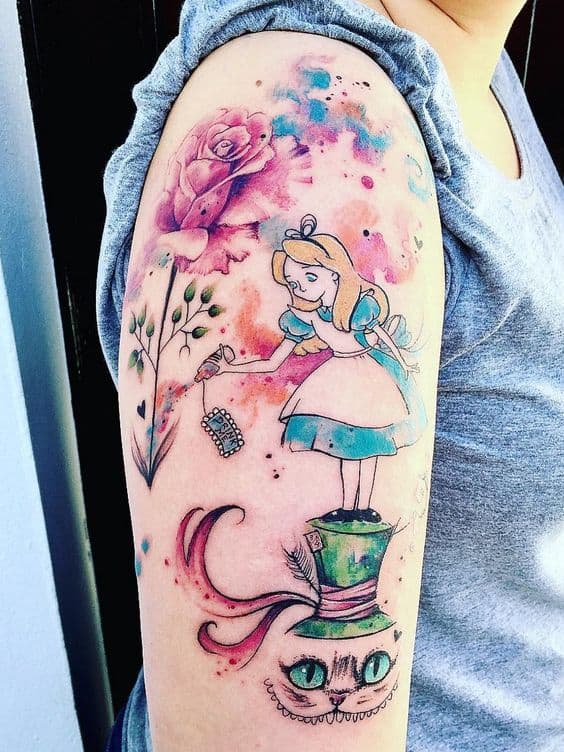 tatuagem aquarela no braço de Alice no País das Maravilhas