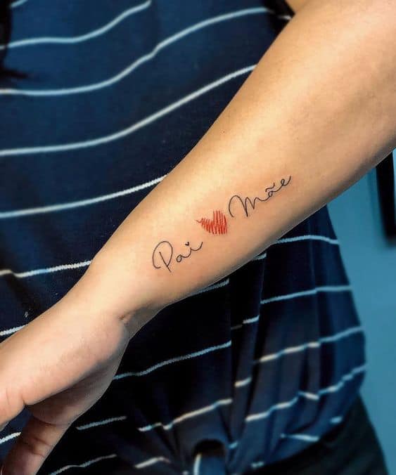 tatuagem feminina no braço com coração para pais
