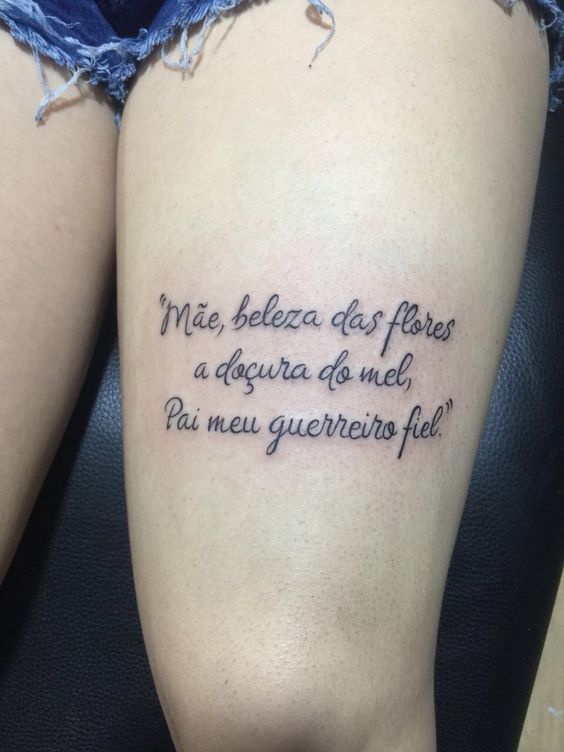 tatuagem feminina na perna para pai e mãe