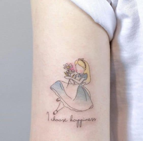 tatuagem pequena e colorida da Alice no País das Maravilhas
