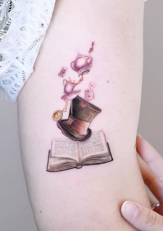 tatuagem delicada feminina no braço Alice no País das Maravilhas
