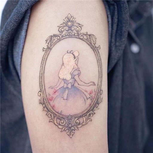 tattoo delicada no braço de Alice no País das Maravilhas