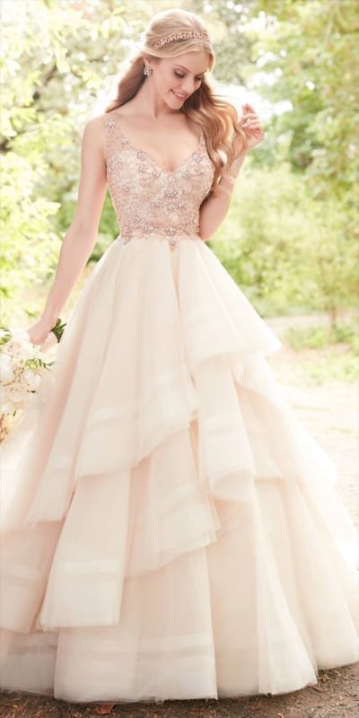 vestido de noiva rosé gold com saia rodada e bordado