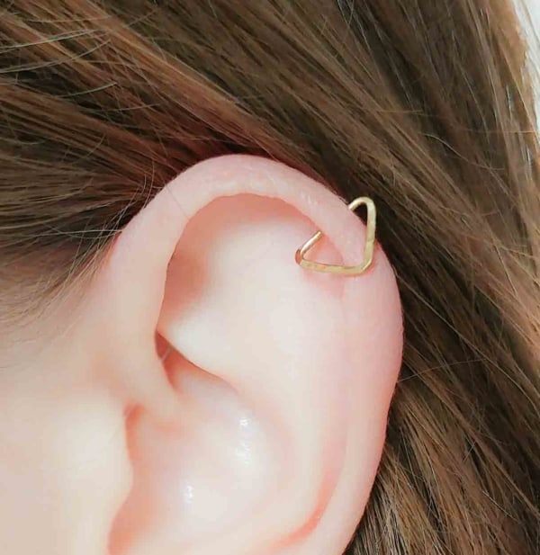 nome de furo na cartilagem da orelha