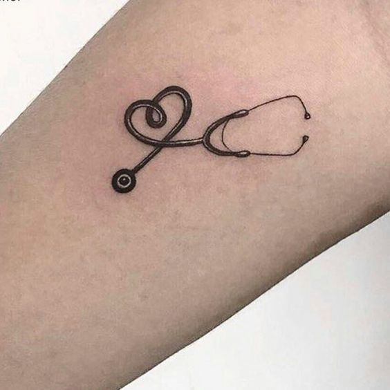 tatuagem para medicina com desenho de estetoscopio