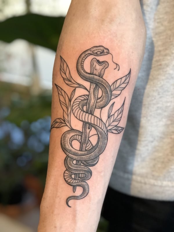 tatuagem grande com simbolo da medicina