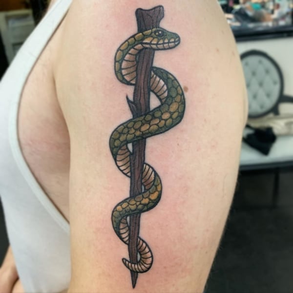 tatuagem Bastao de Asclepio no braco