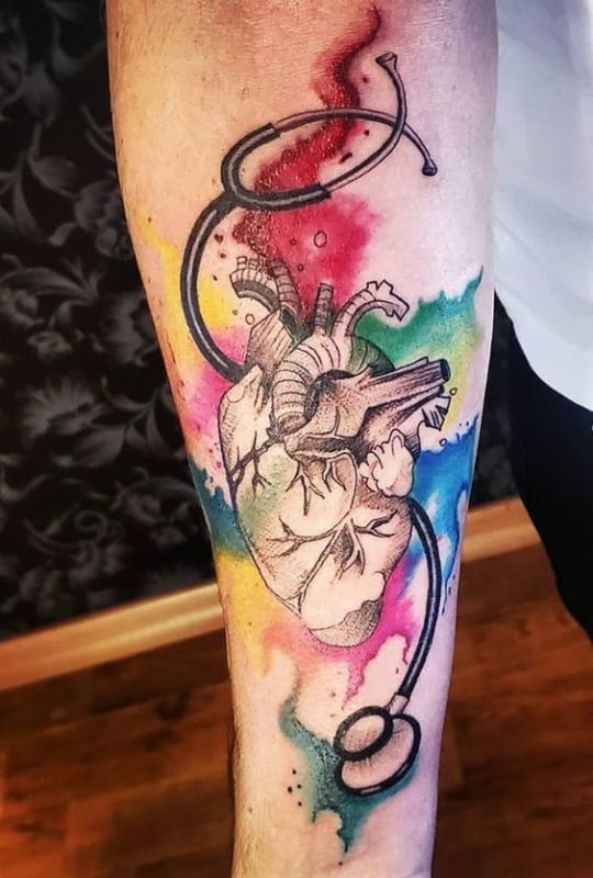 tatuagem de medico colorida com aquarela