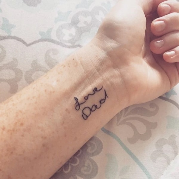 tattoo em ingles no pulso para homenagear pai