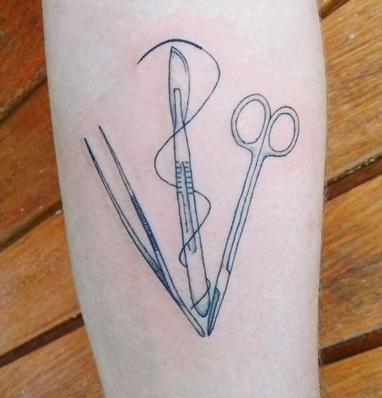 tatuagem para medico com desenhos de instrumentos cirurgicos