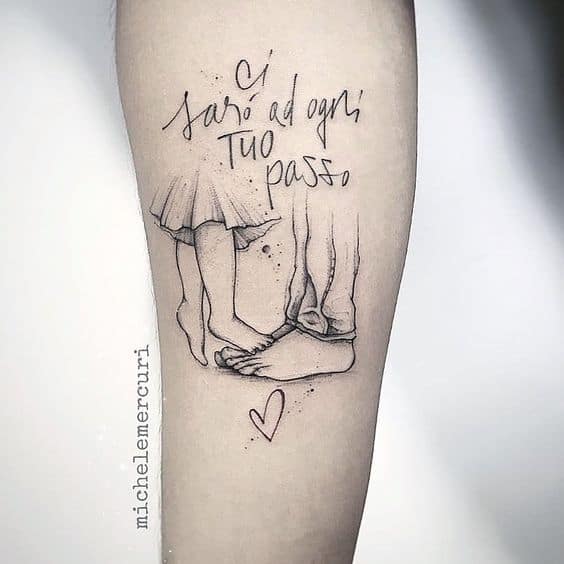 tatuagem com desenho de pai e filha