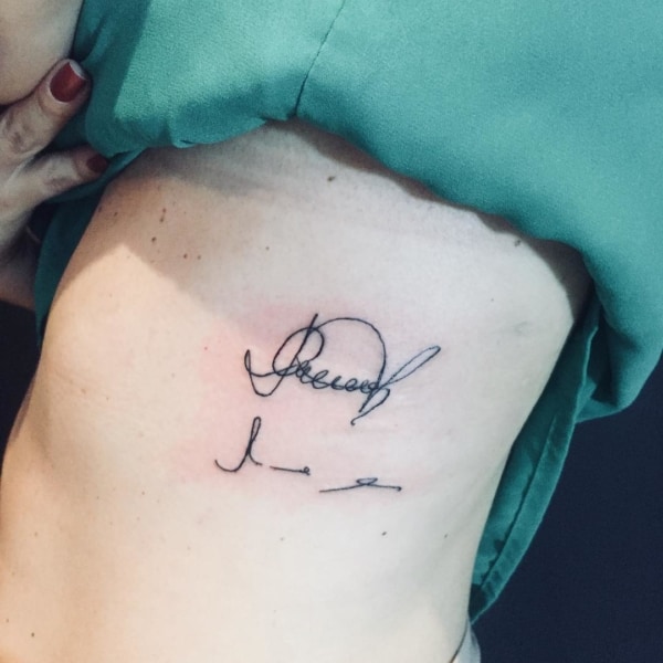 tatuagem na costela com assinatura do pai