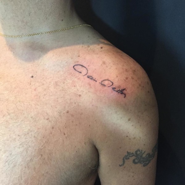 tattoo no ombro com nome do pai