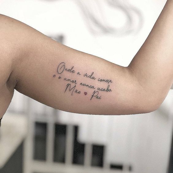 tatuagem com frase para homenagear pai e mae