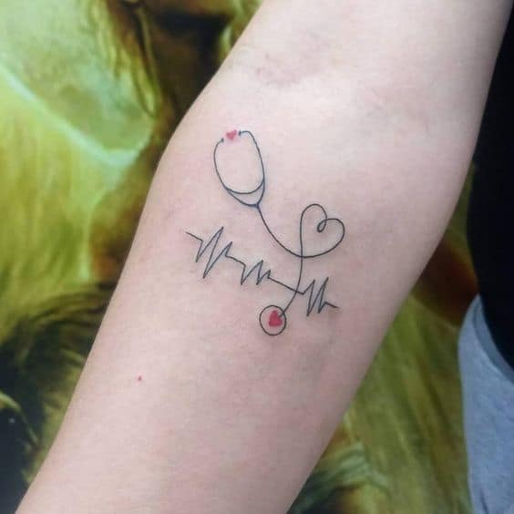 tatuagem delicada no braco para medicina
