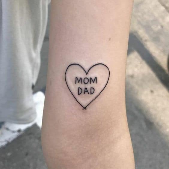 tatuagem de coracao pequena para homenagear pai e mae