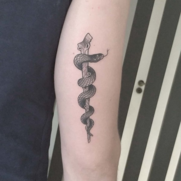 tatuagem de Bastao de Asclepio simbolo da medicina