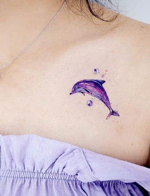 tatuagem feminina e colorida de golfinho