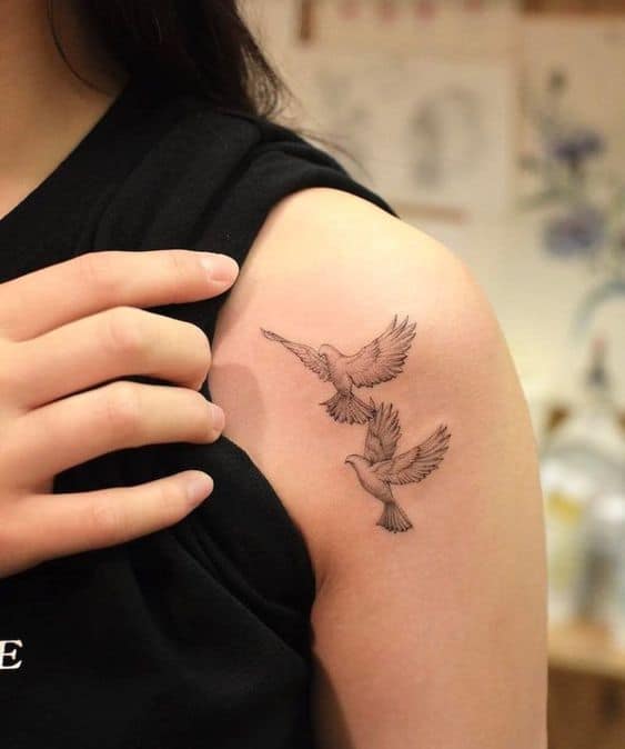 tatuagem de pomba no ombro