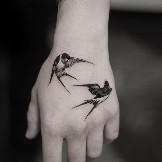 tatuagem de andorinha na mao